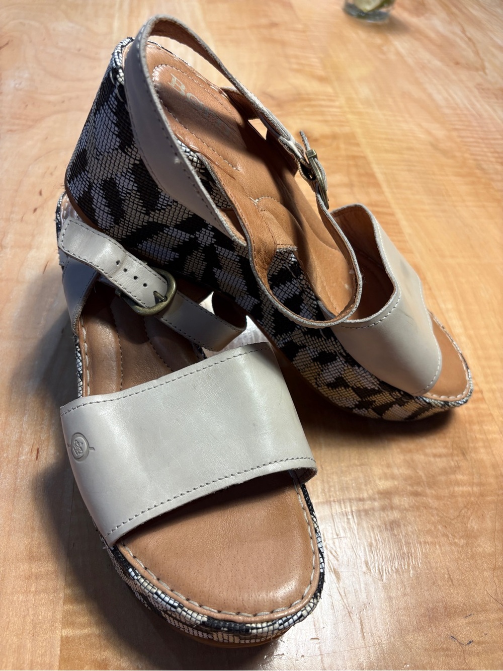 Born Sudo Wedge Sandals with Patterned Platform in cream/black